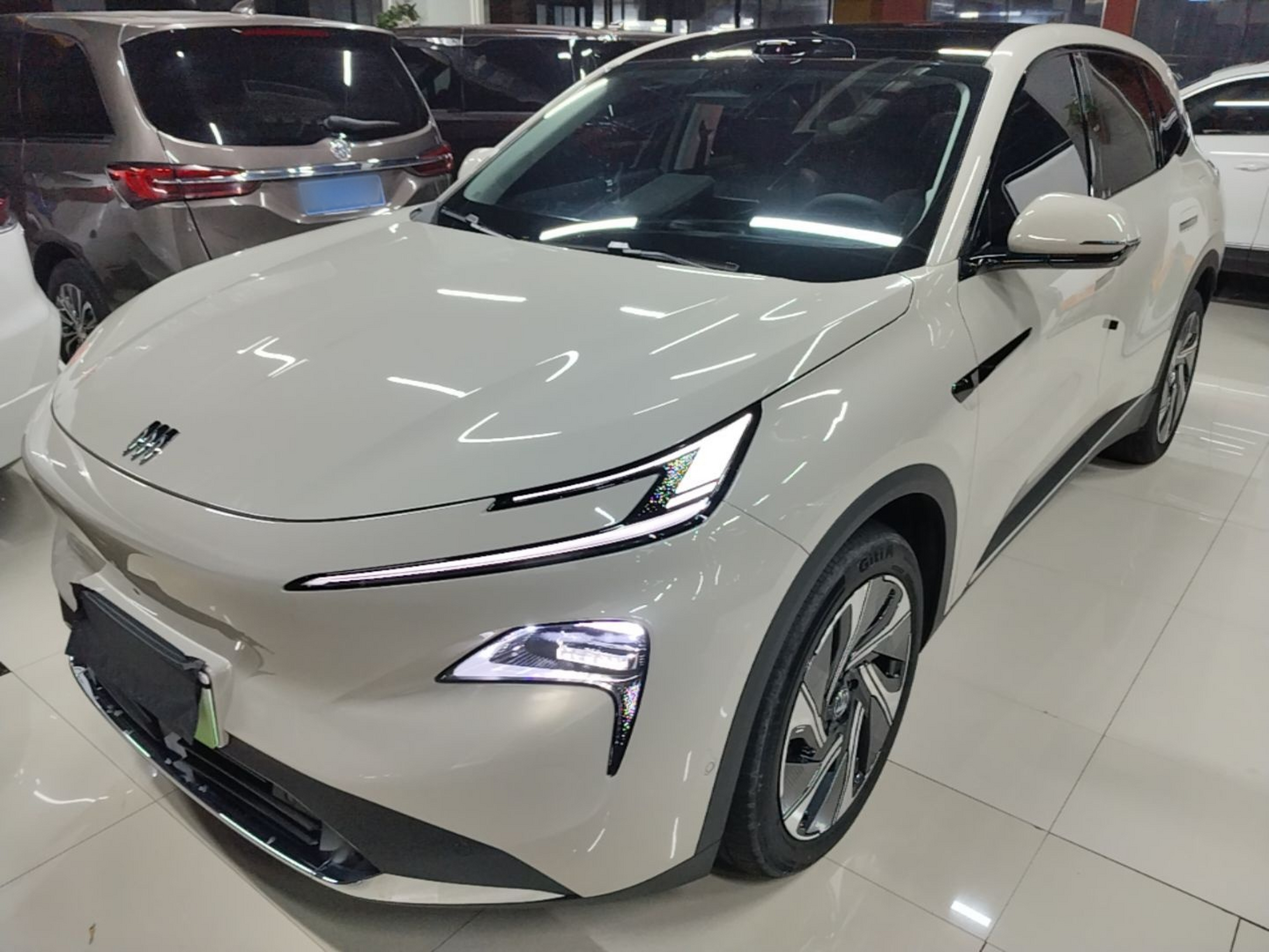 Под передней частью автомобиля