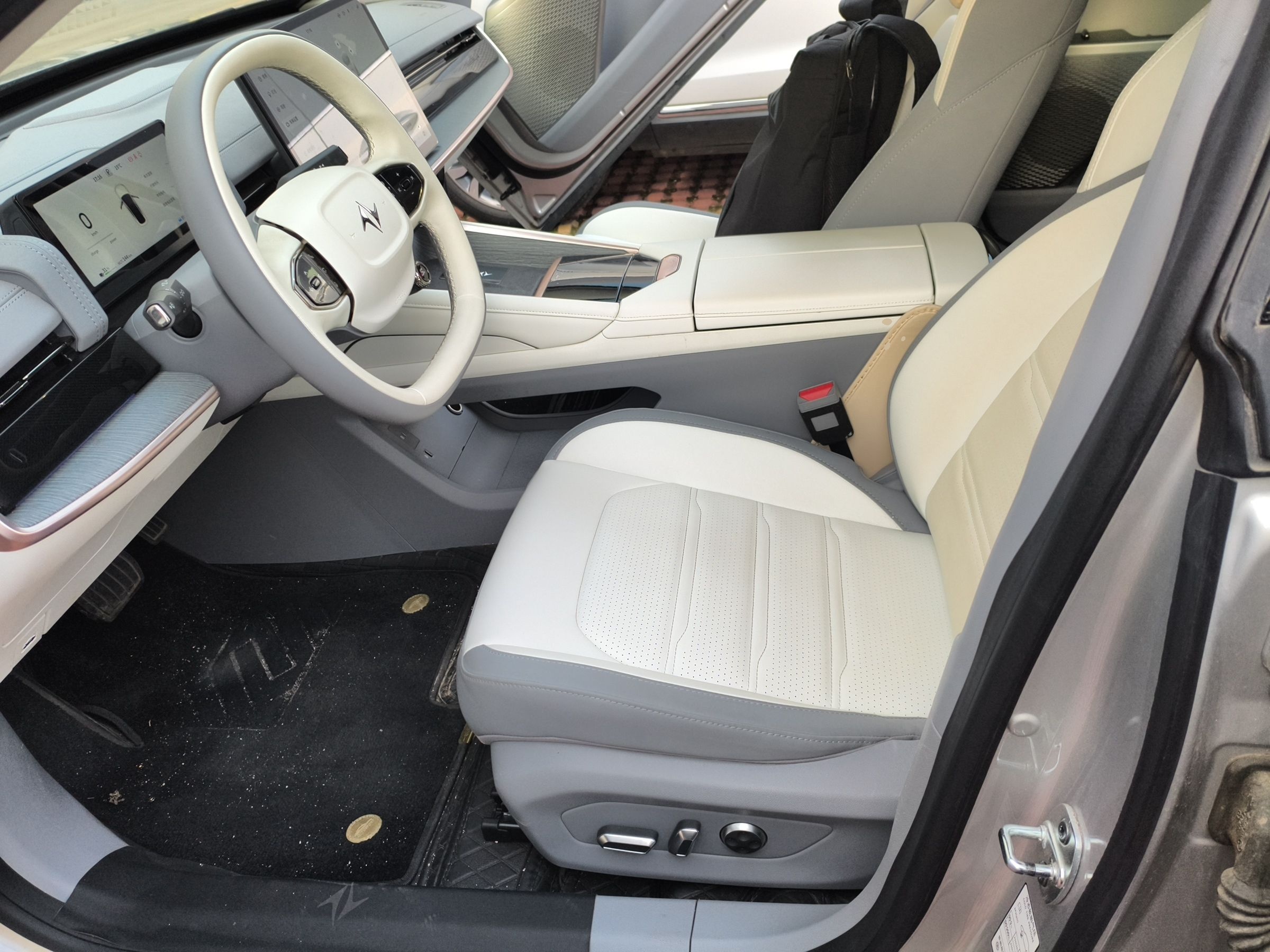 المقاعد الأمامية داخل السيارة