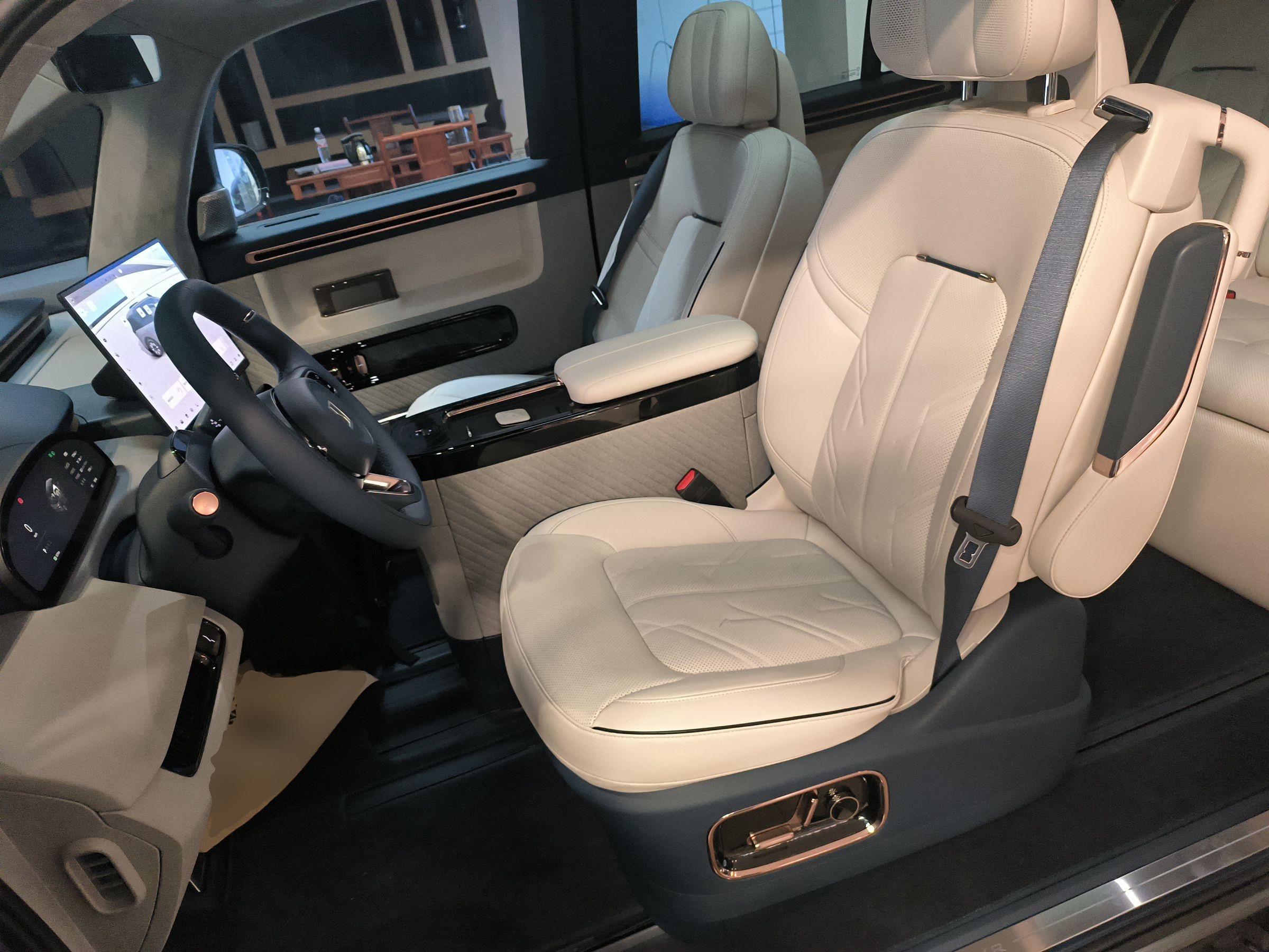 Переднее сиденье в автомобиле