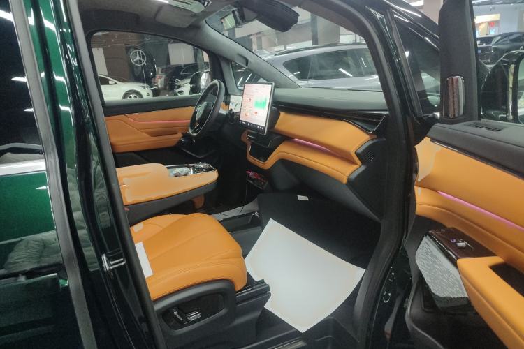 Used Geely Galaxy LEVC L380 2024 140-Degree 6-Seater All-Wheel-Drive Ultra