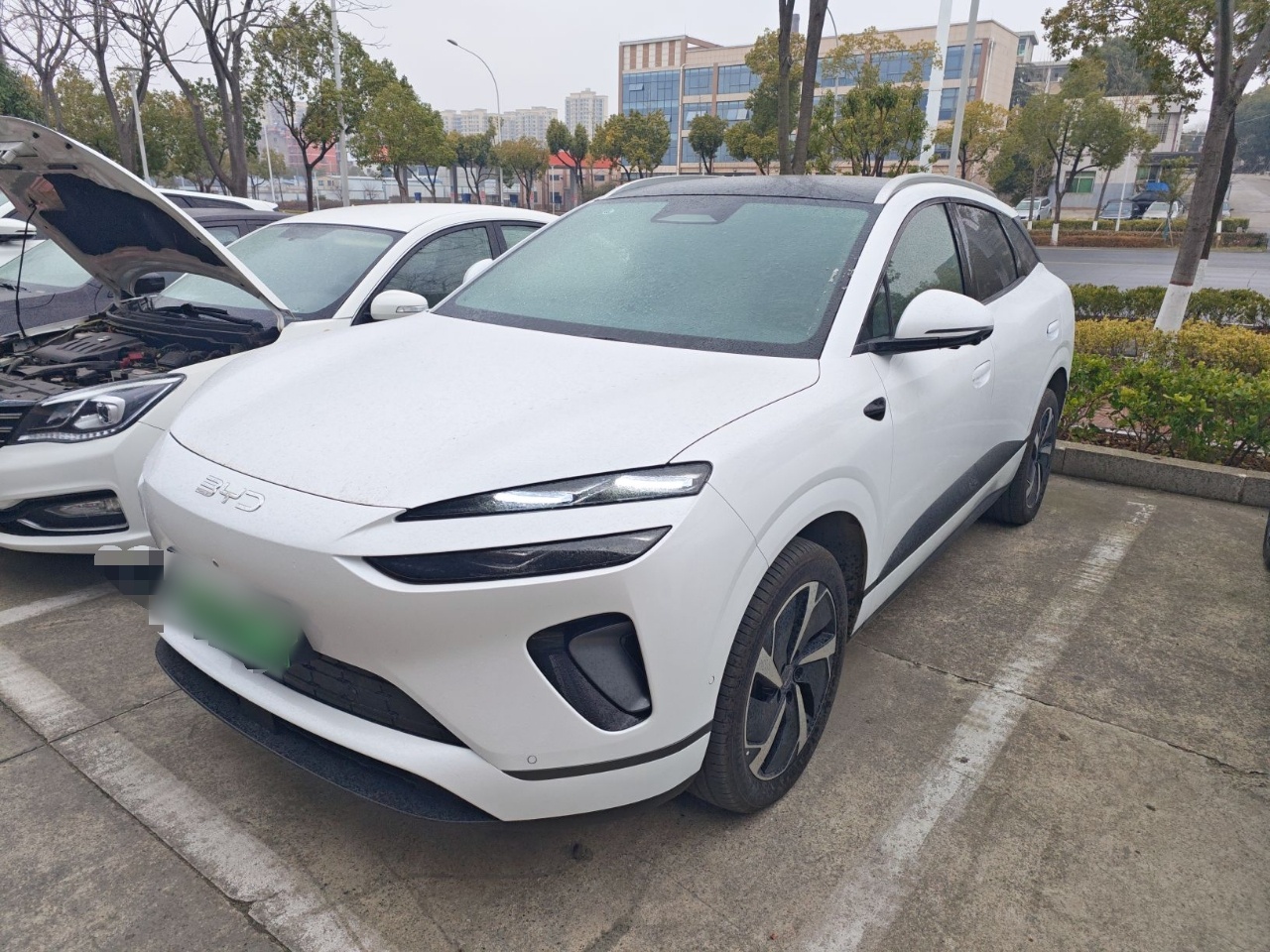 Под передней частью автомобиля