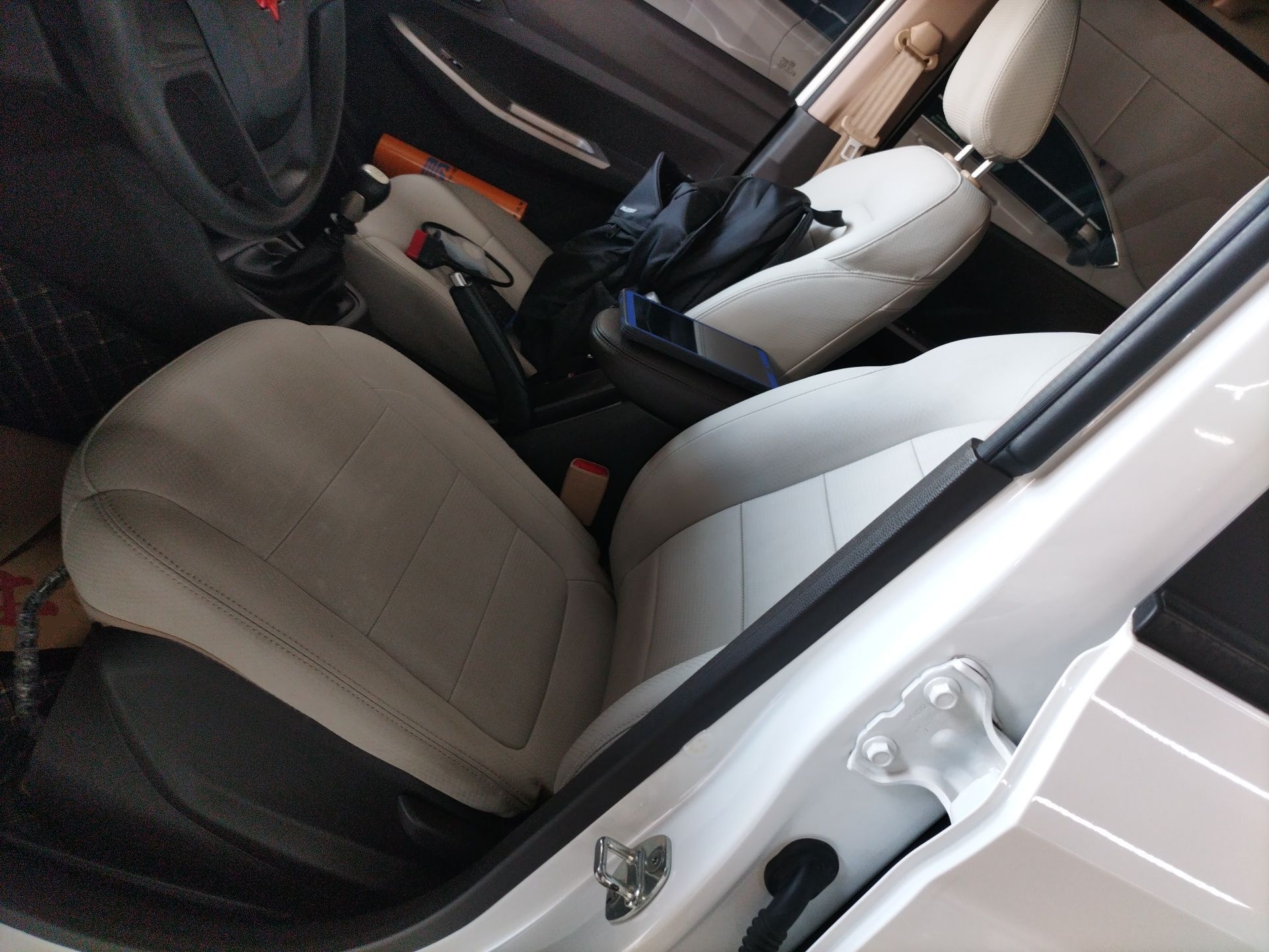 المقاعد الأمامية داخل السيارة