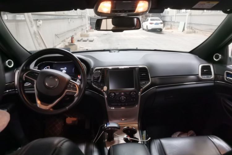 Used Jeep Grand Cherokee 2014 3.0TD Diesel Comfort Navigation Version Center Console