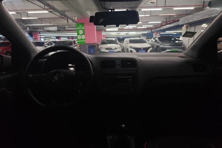 Used Volkswagen Polo 2016 1.4L Manual Fashion Model Center Console