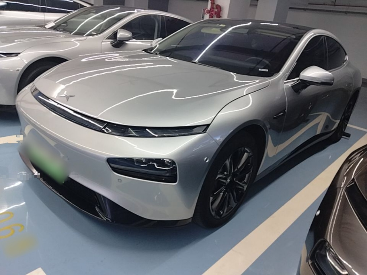 Под передней частью автомобиля