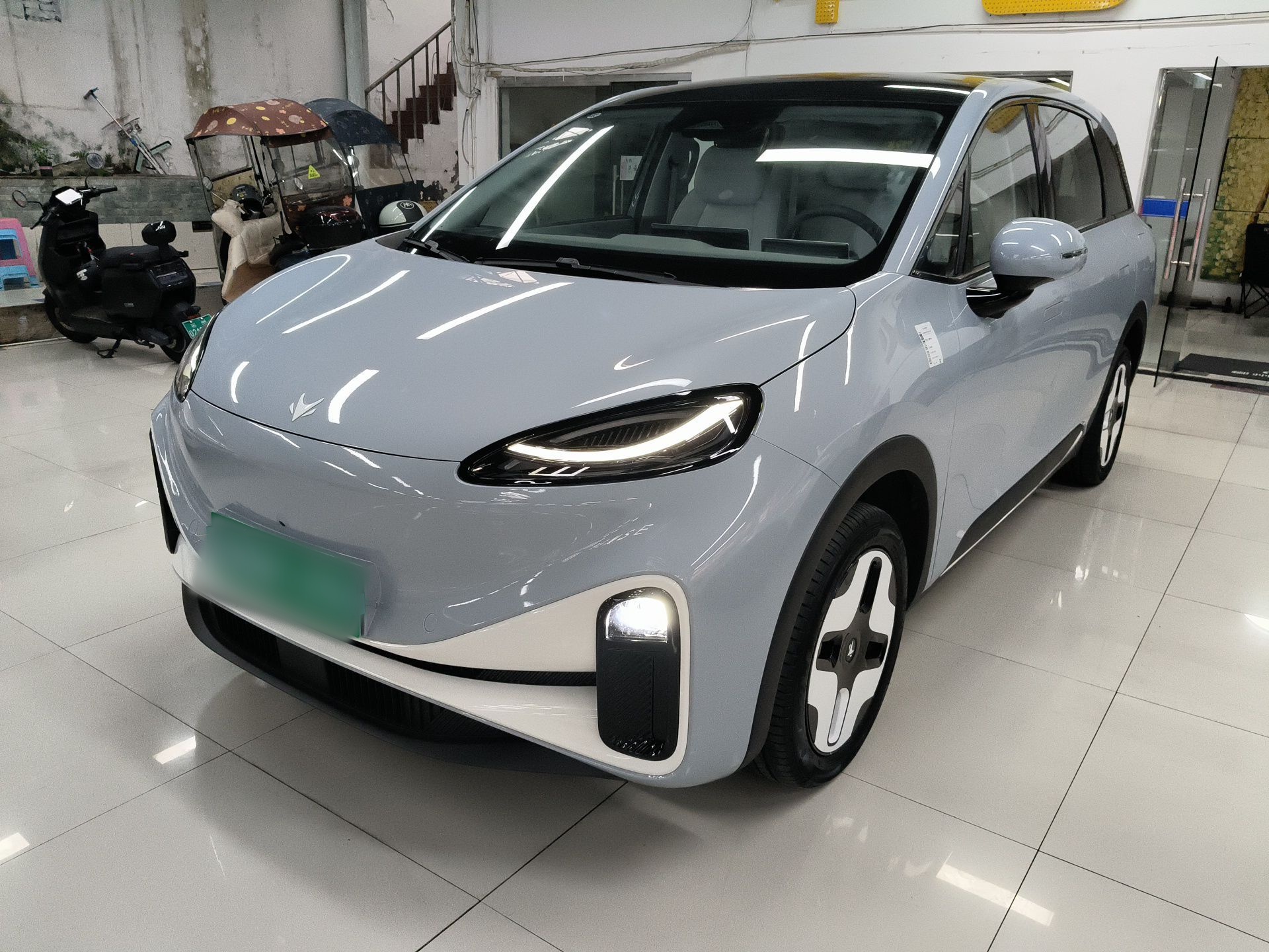 تحت مقدمة السيارة