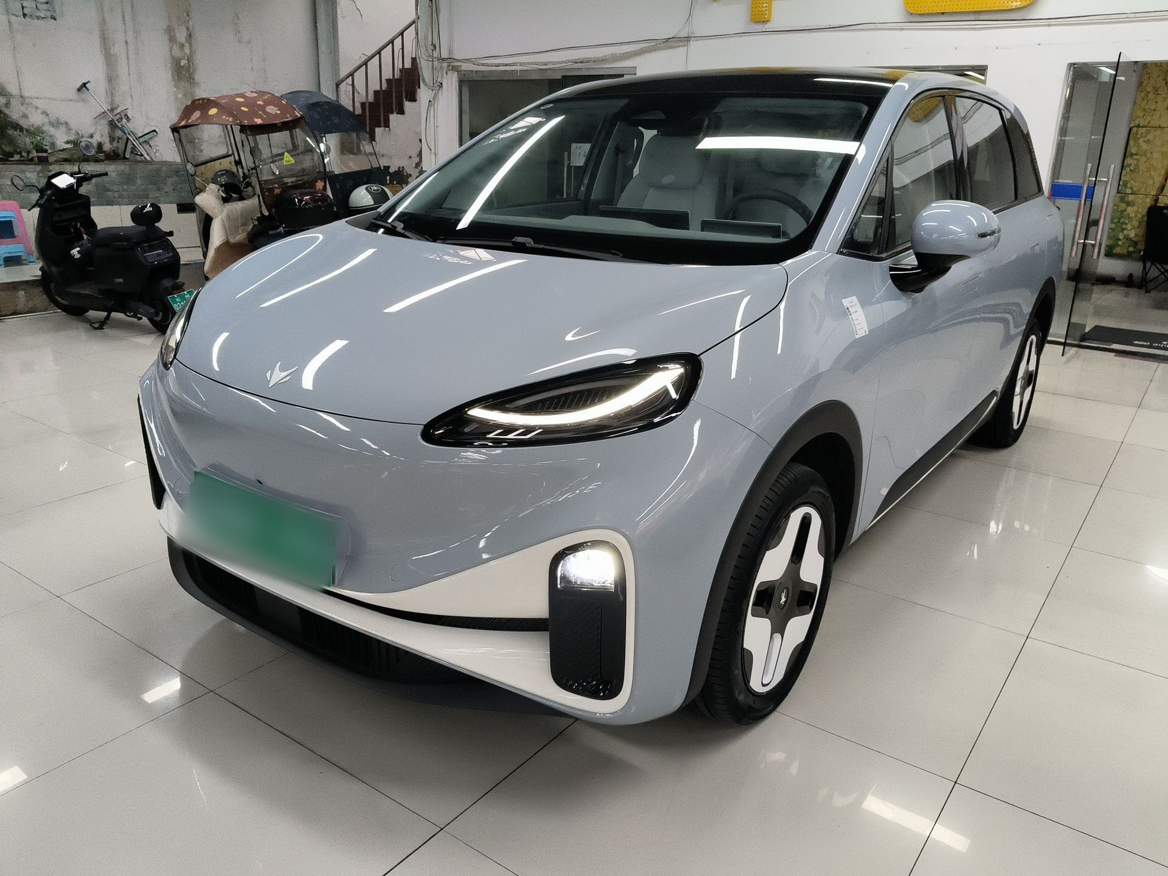 Под передней частью автомобиля