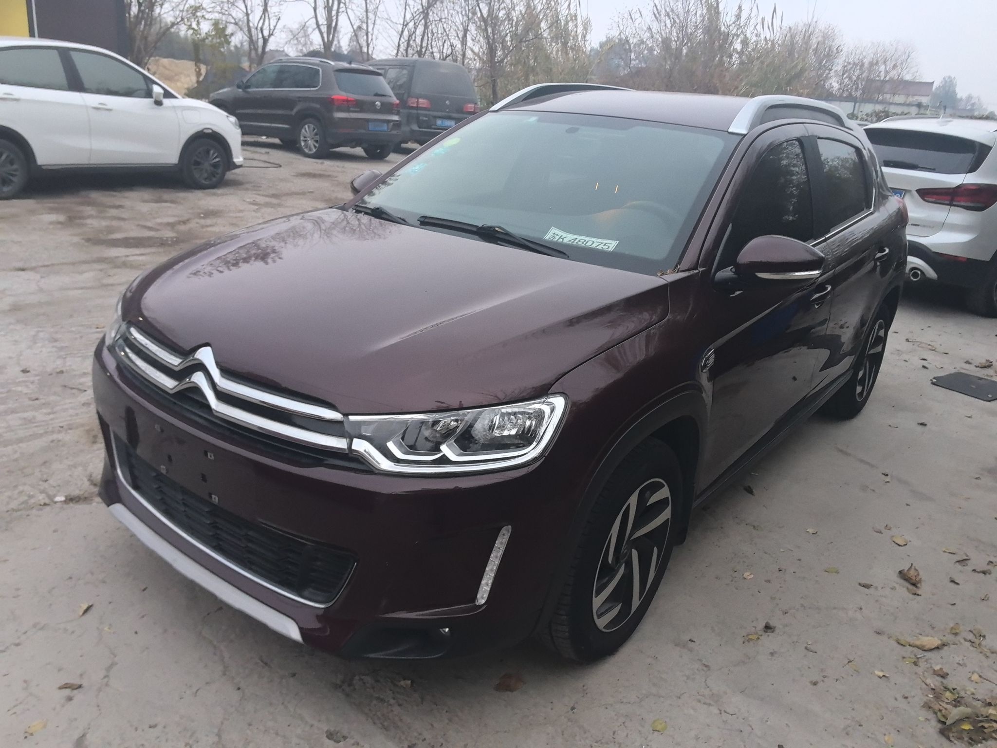 Под передней частью автомобиля