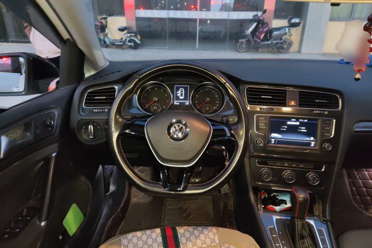 Used Volkswagen Golf 2017 1.6L Automatic Comfort Million-Vehicle Anniversary Edition
