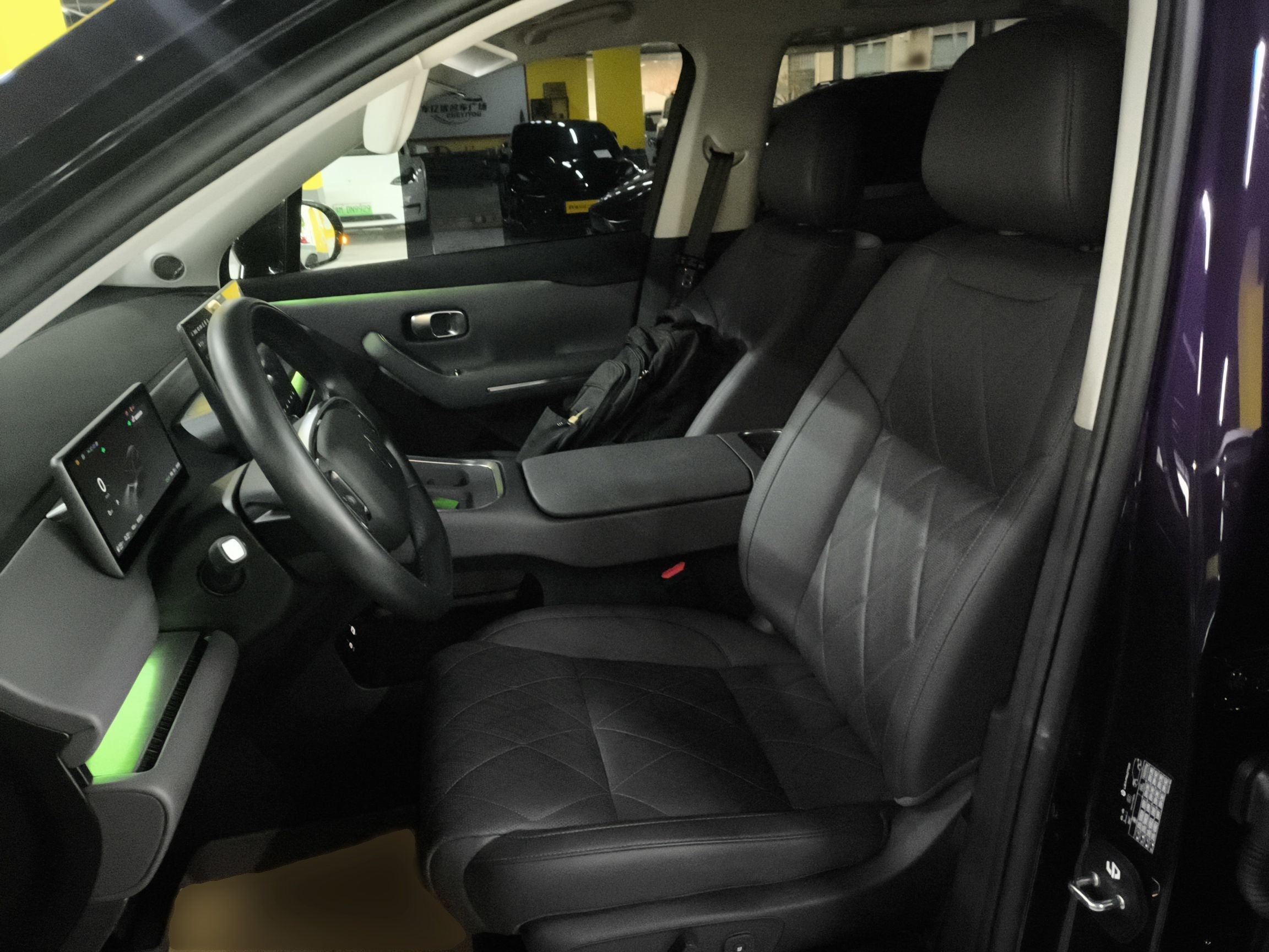 المقاعد الأمامية داخل السيارة