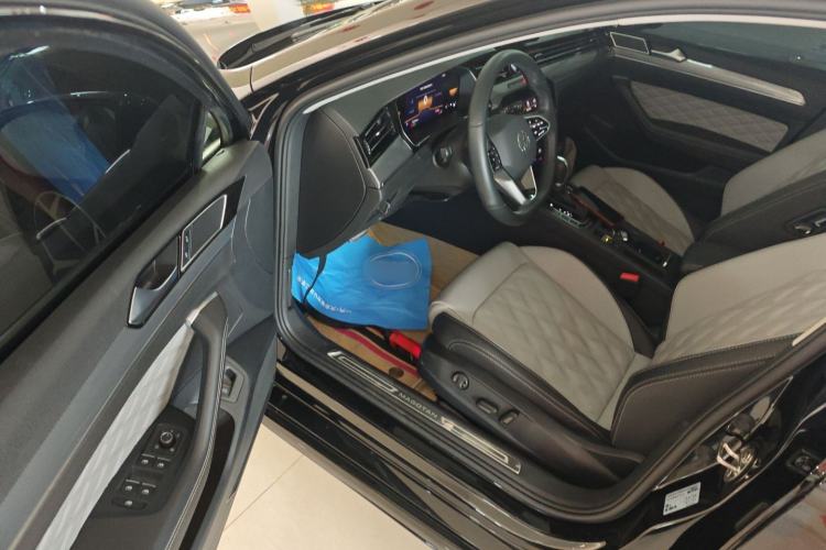 Used Volkswagen Magotan 2023 2 Million Units Limited Edition 330TSI DSG Leading Version
