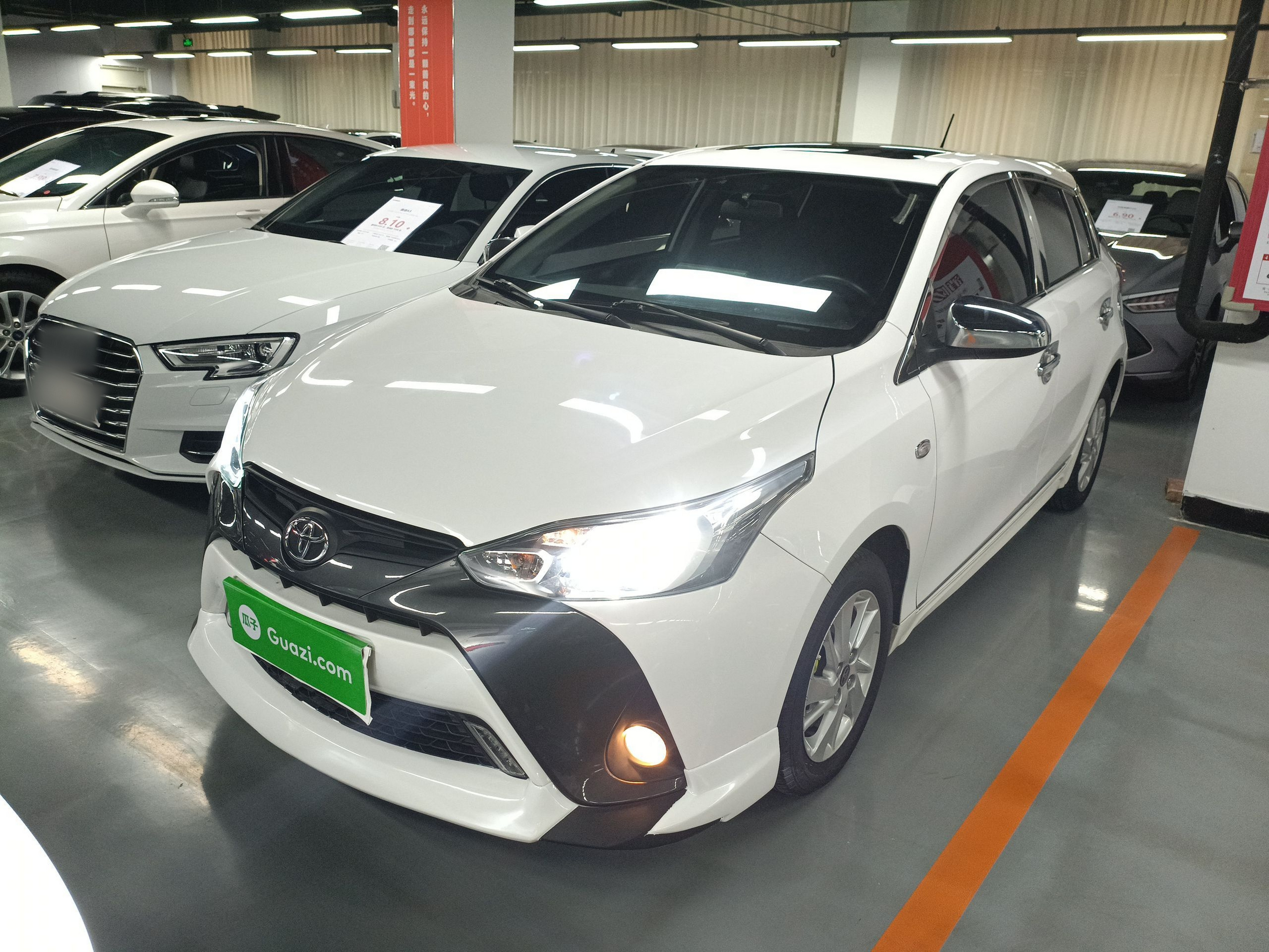 تحت مقدمة السيارة