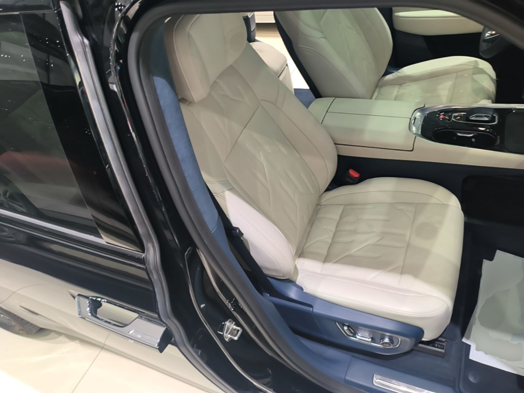Zeekr 009 2024 7-Seater Walk-Through Version Four-Wheel Drive 108 kWh — снимка 19