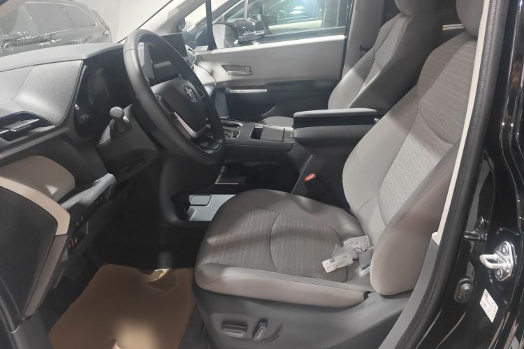 Used Toyota Sienna 2026 Model 2.5L Dual-Engine Two-Wheel-Drive Comfort Edition
