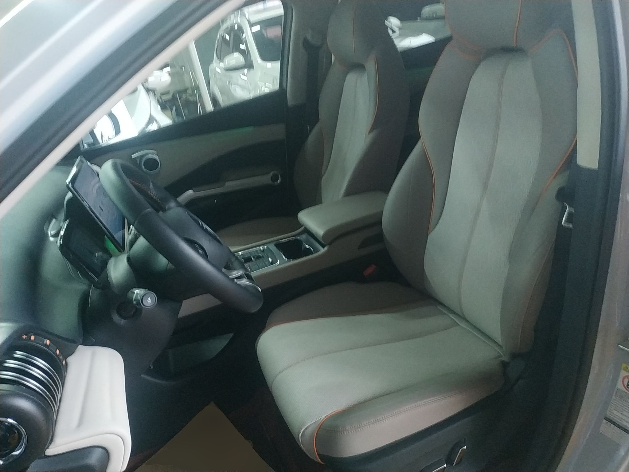 المقاعد الأمامية داخل السيارة