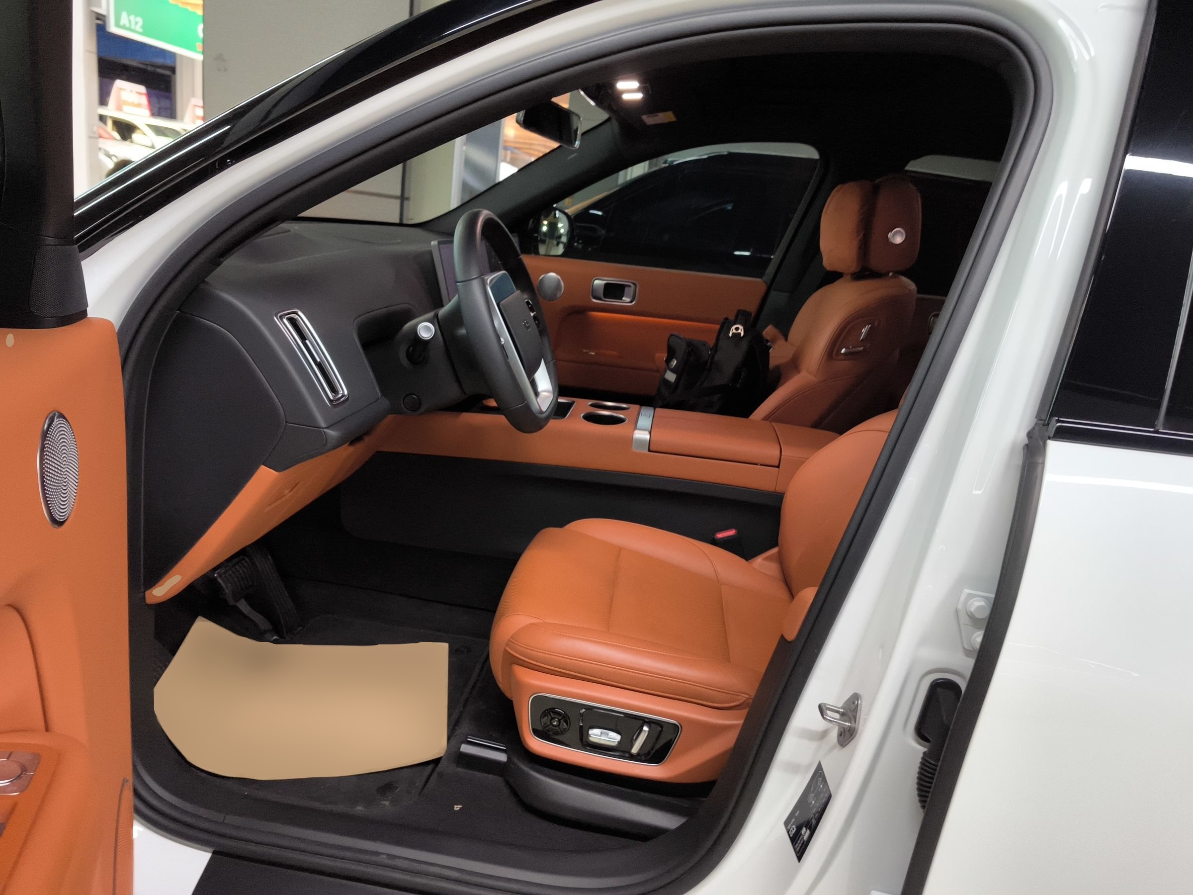 المقاعد الأمامية داخل السيارة