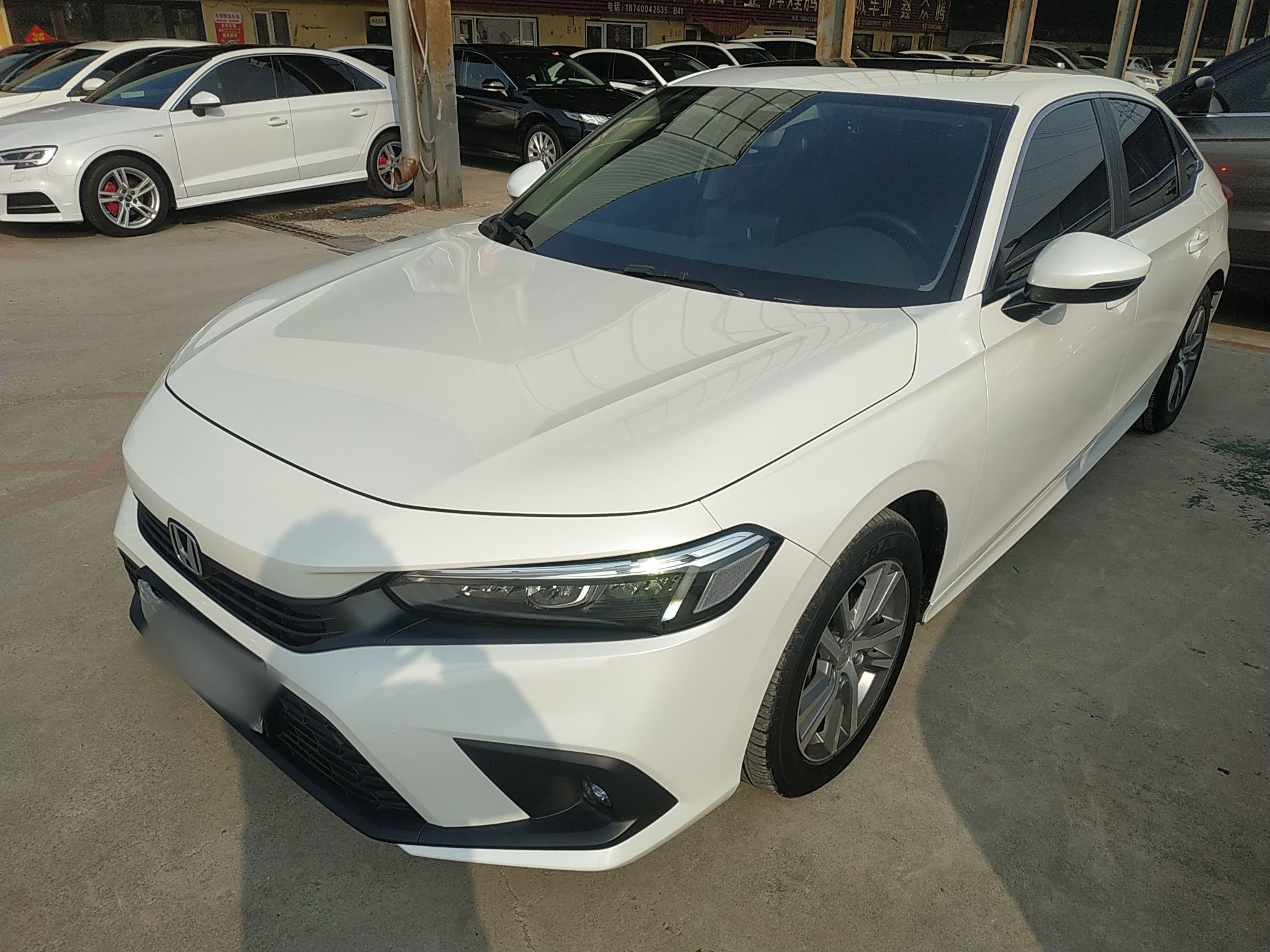 تحت مقدمة السيارة