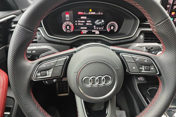 Used Audi A4L 2025 2 Million Units Enjoyment Version 40 TFSI Luxury Dynamic Edition Steering Wheel