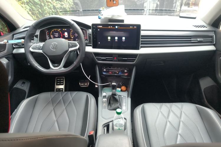 Used Volkswagen Tiguan L 2025 Model Outstanding Version 330TSI Automatic Two-Wheel Drive R-Line Longyao Edition Center Console