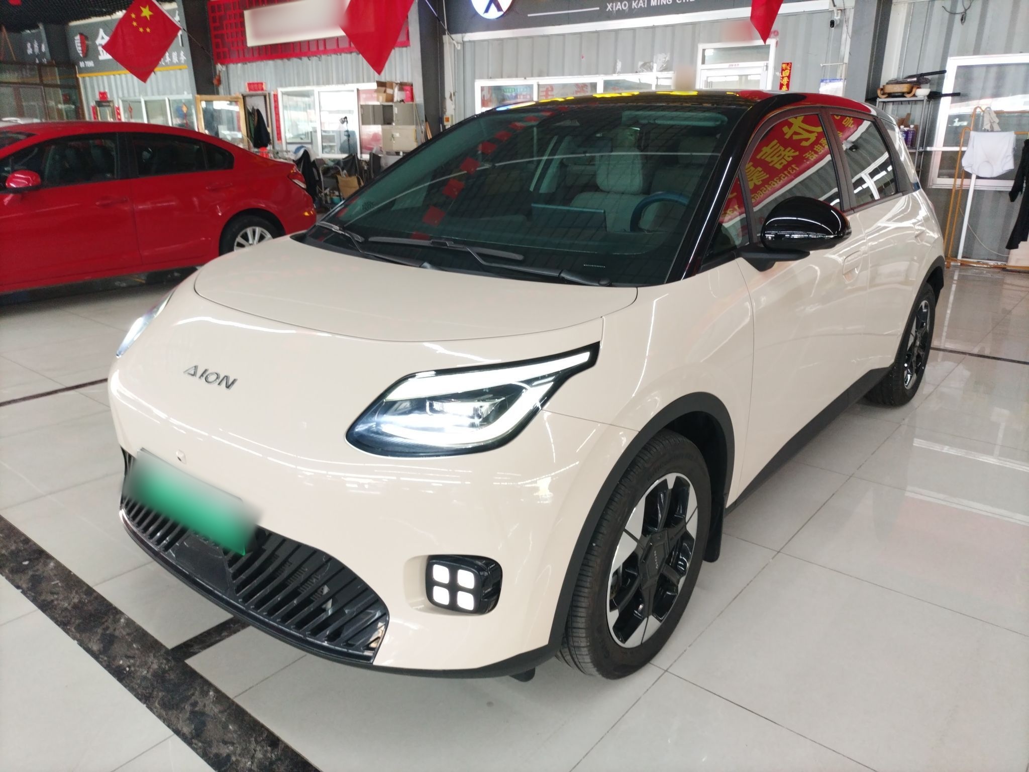 تحت مقدمة السيارة