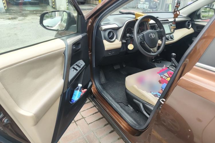 Used Toyota RAV4 2013 2.0L CVT Two-Wheel Drive Urban Edition Driver Seat