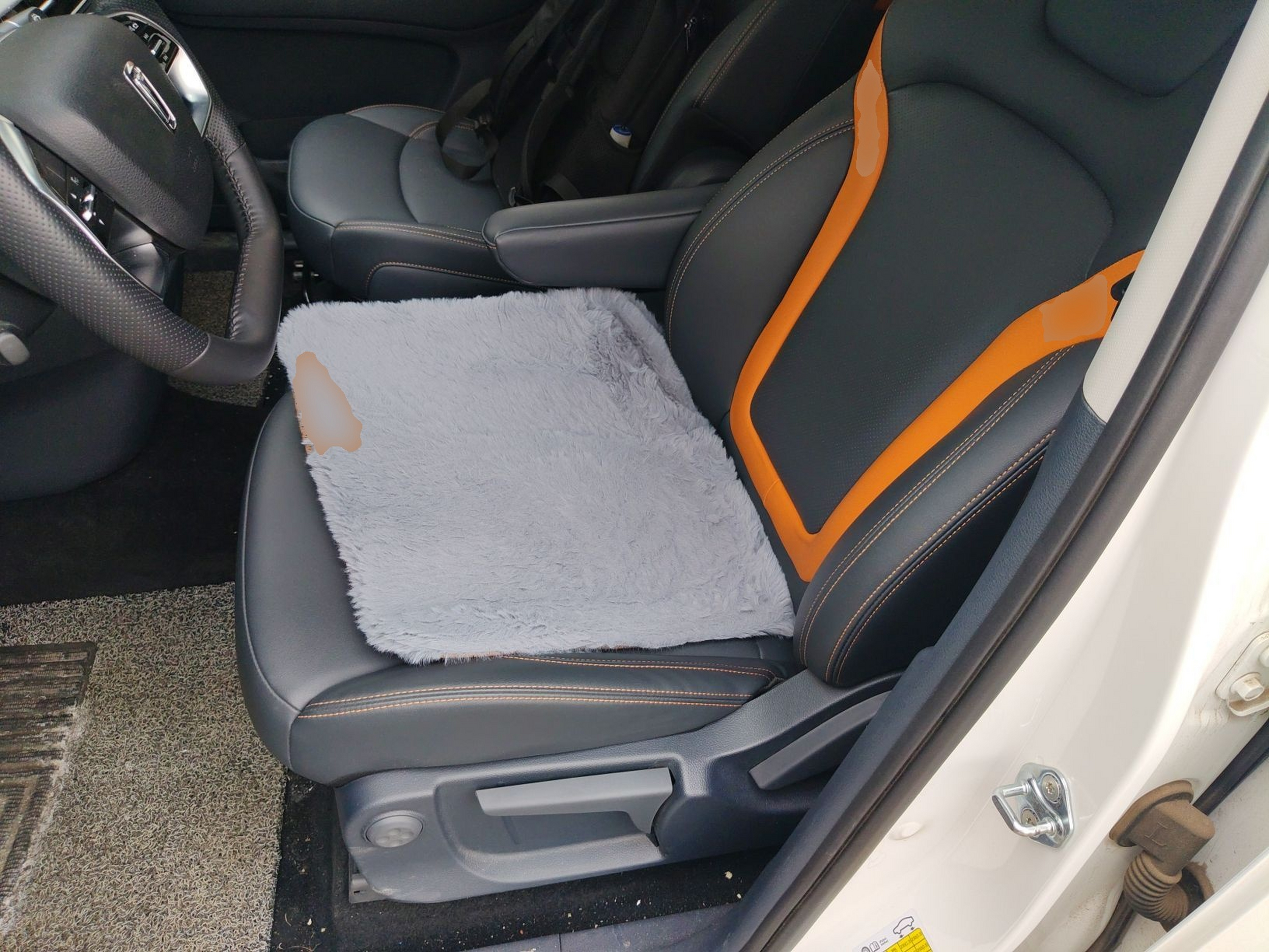 Переднее сиденье в автомобиле