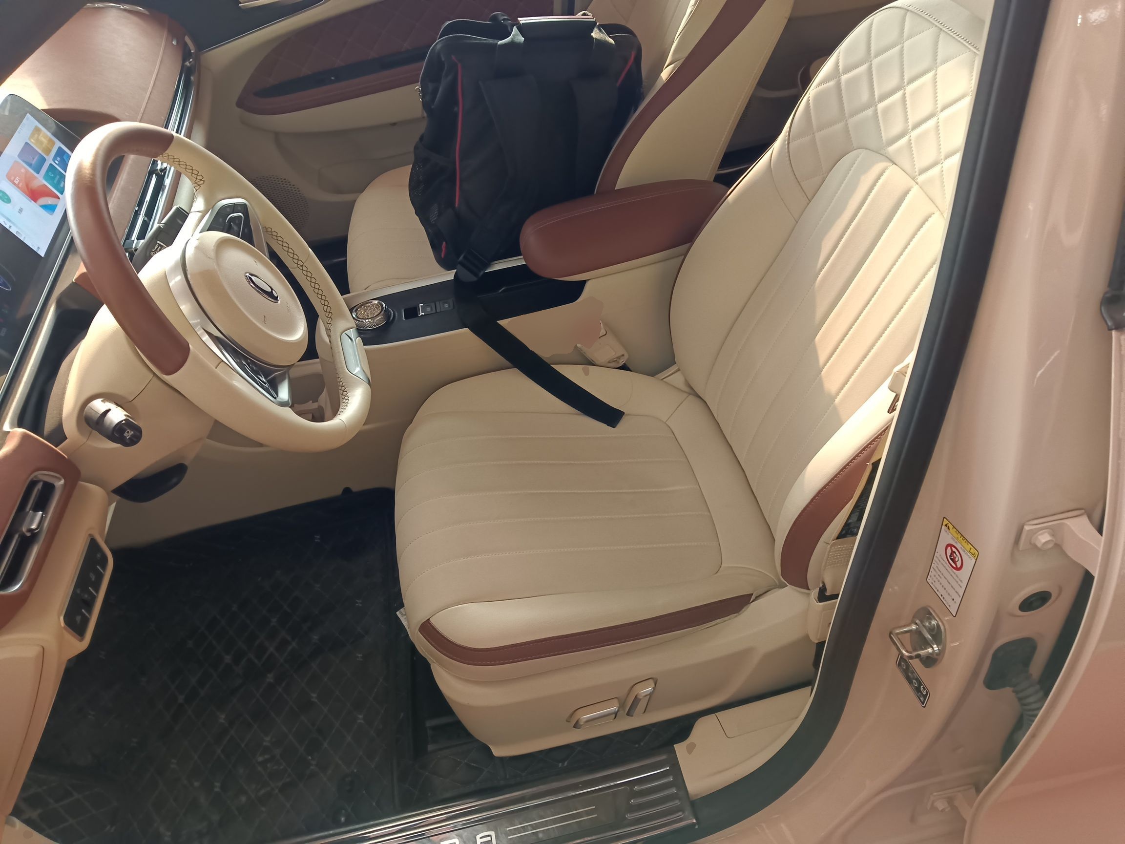 المقاعد الأمامية داخل السيارة
