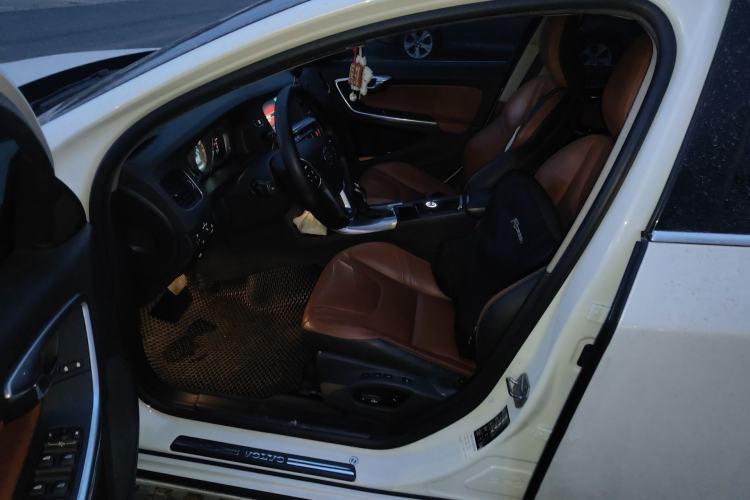 Used Volvo V60 2015 T5 Zhiyi Edition
