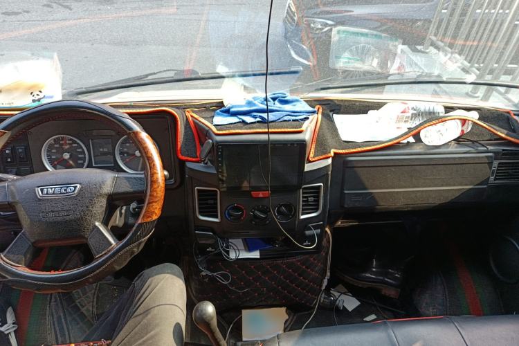 Used Iveco Daily 2020 2.5T A35 Passenger Van Single-Tire Mid-Roof Design 5-9 Seats with Sliding Side Door Meeting China V Emission Standards