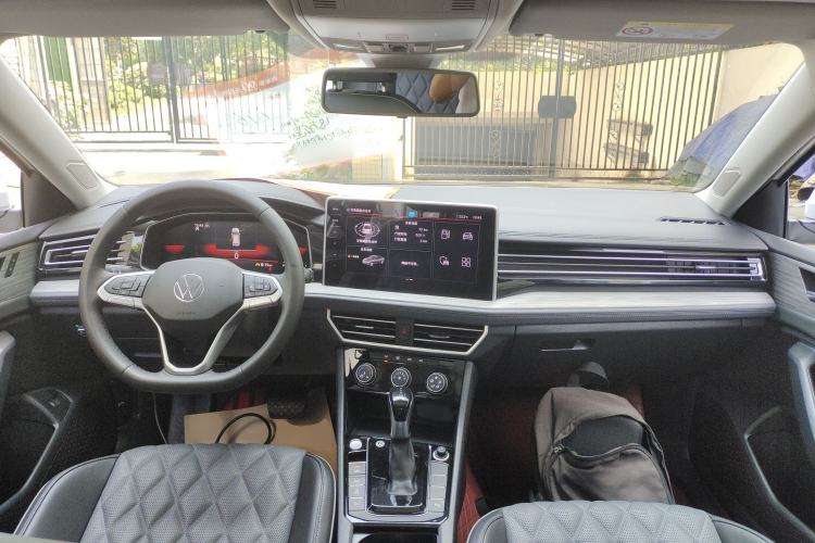 Used Volkswagen Sagitar 2023 300TSI DSG Excellence Edition Center Console