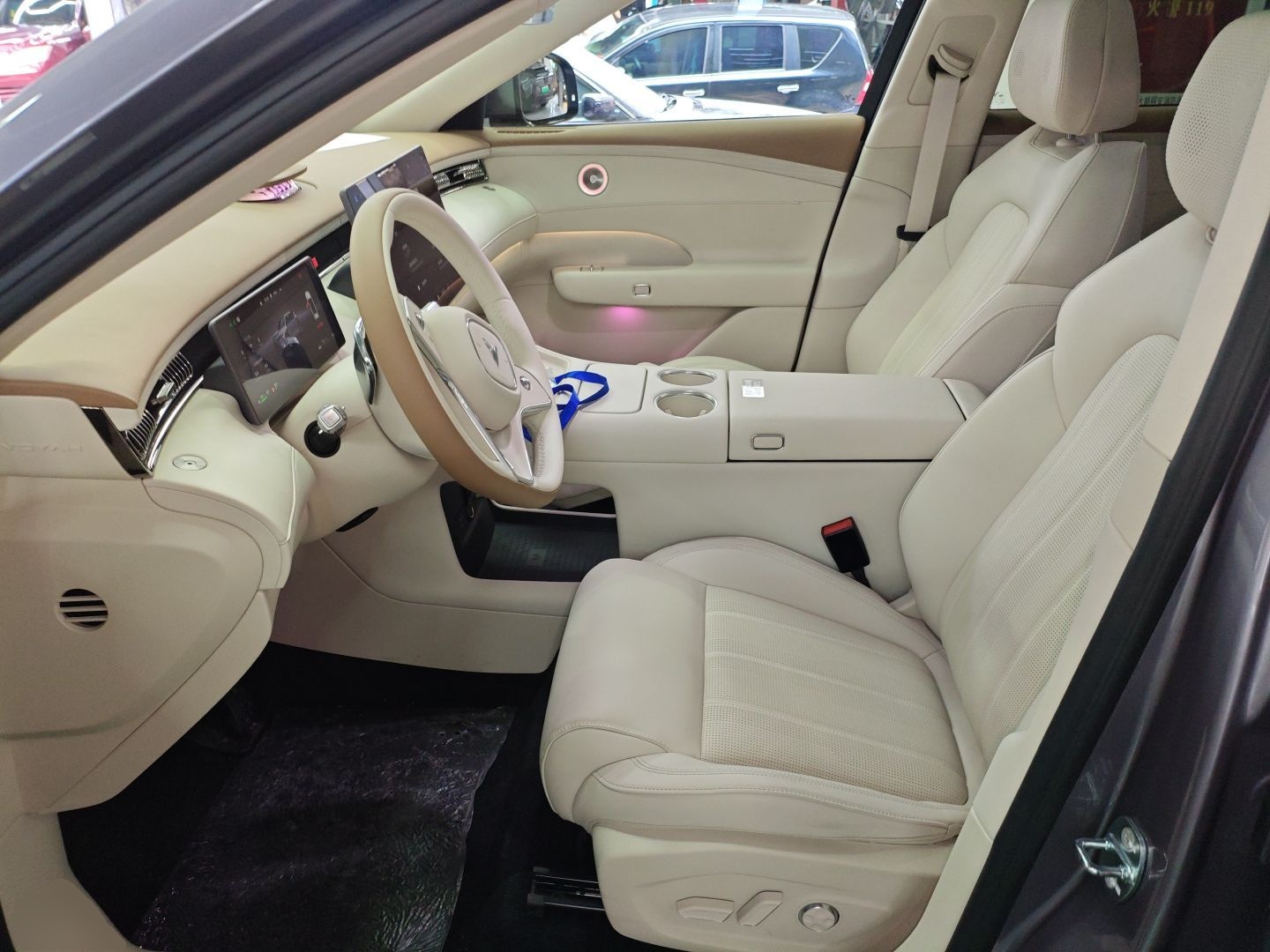 المقاعد الأمامية داخل السيارة