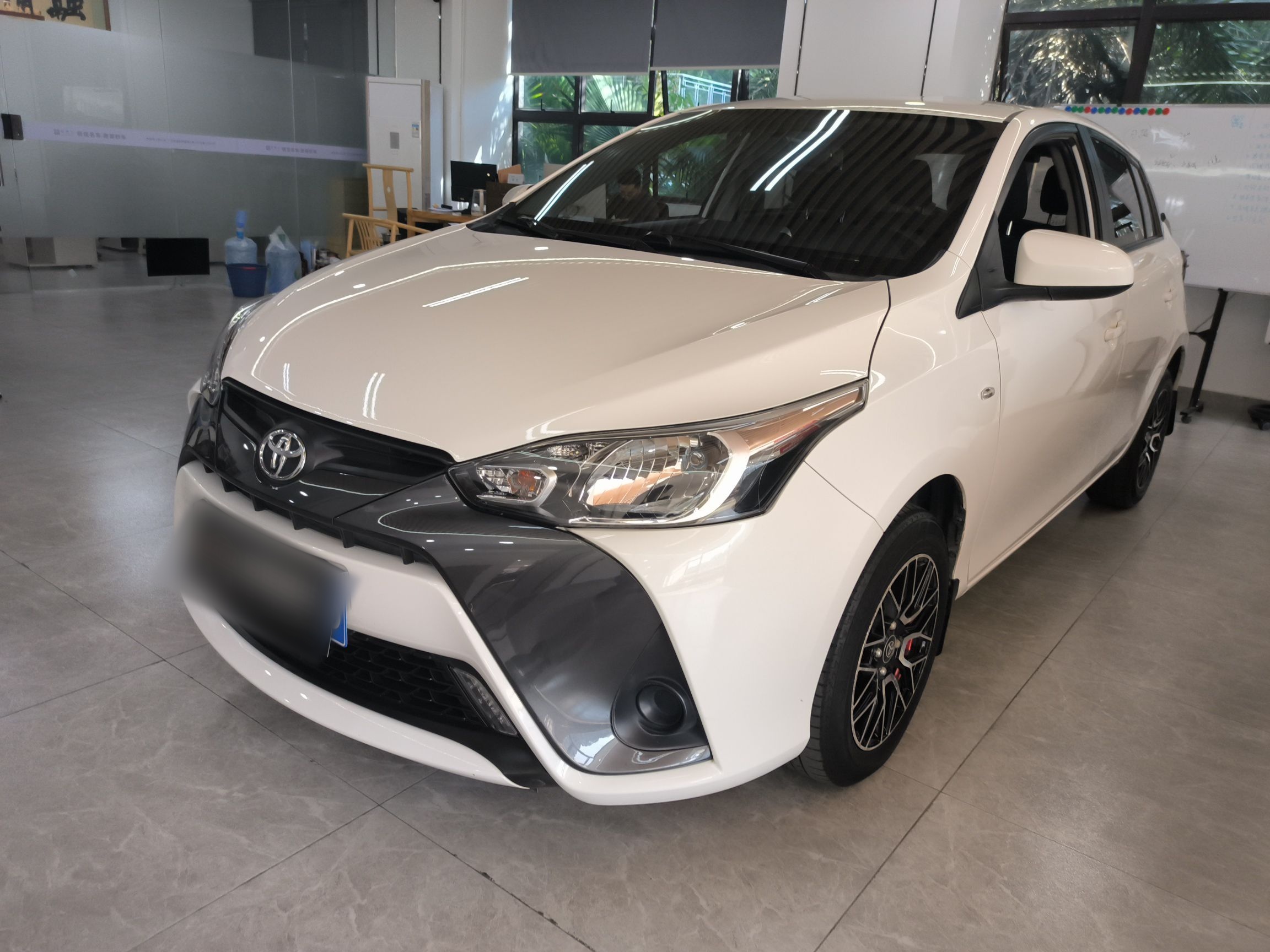 تحت مقدمة السيارة