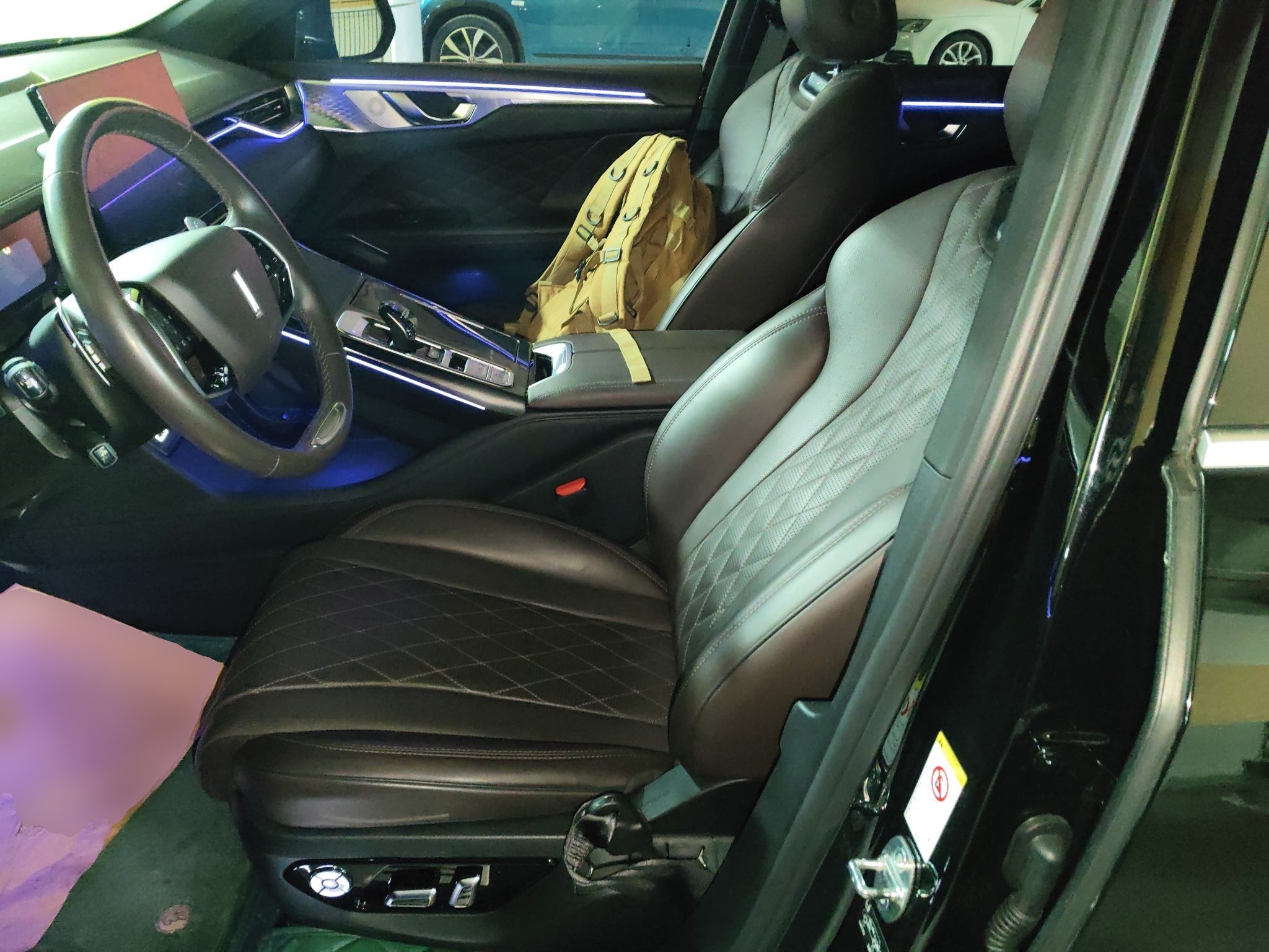 Переднее сиденье в автомобиле