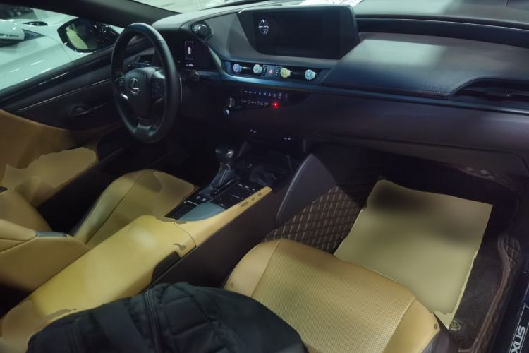 Used Lexus ES 2020 300h Premier Edition Center Console