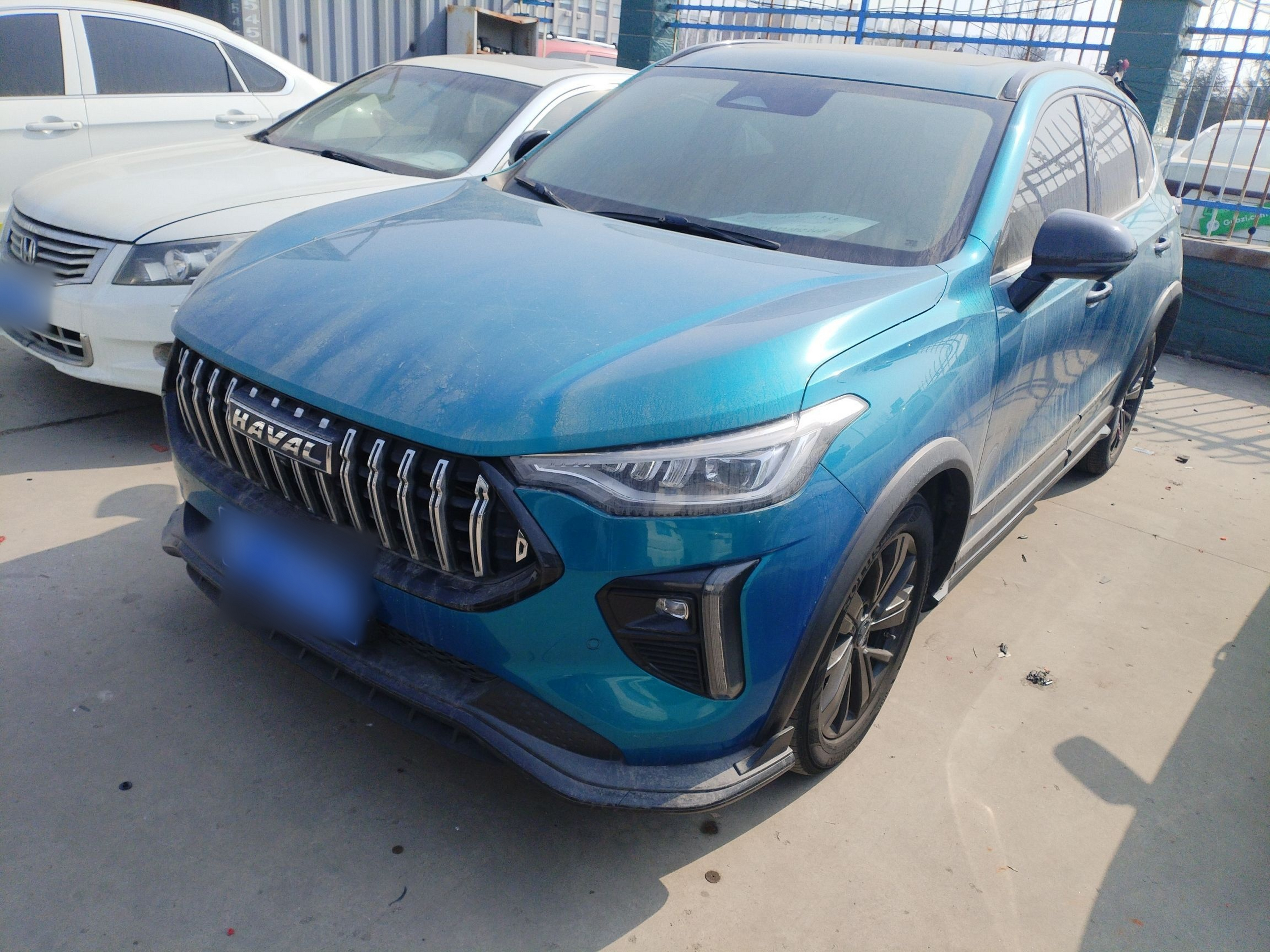 تحت مقدمة السيارة