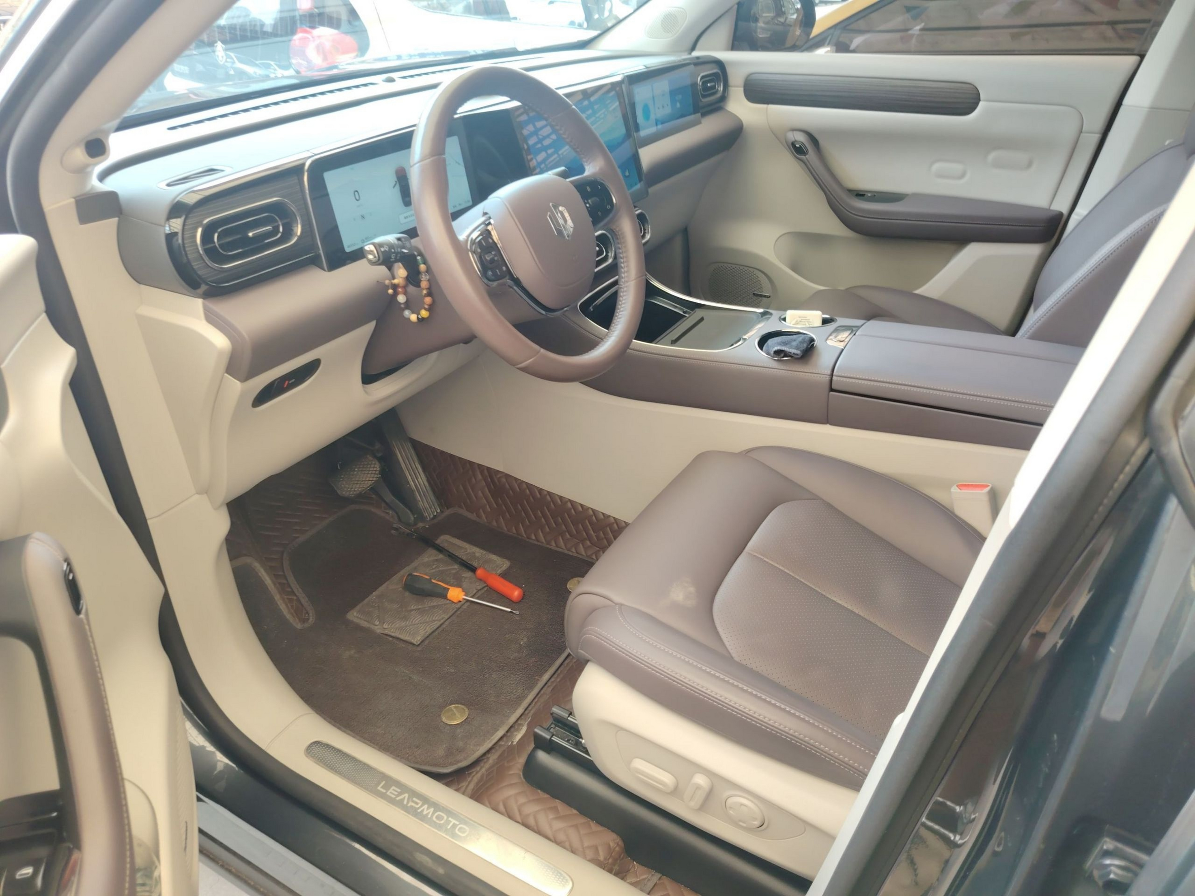 Переднее сиденье в автомобиле