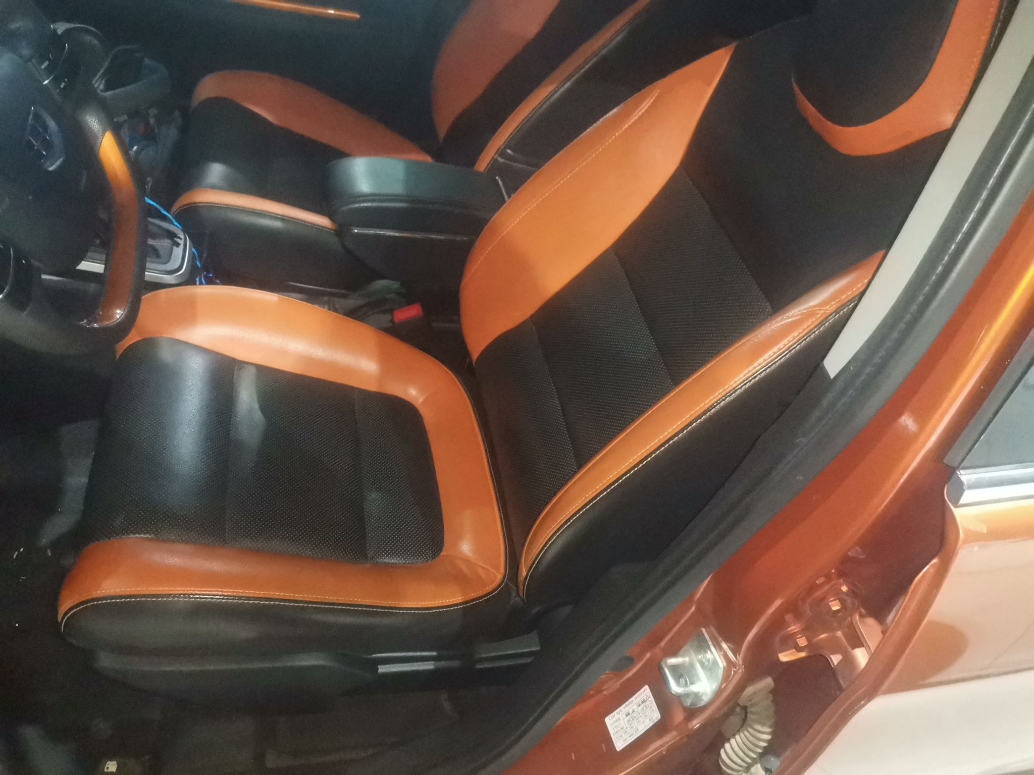 المقاعد الأمامية داخل السيارة