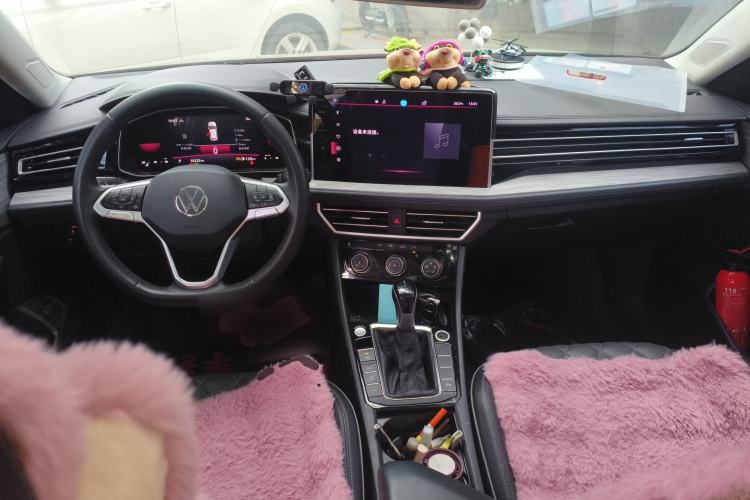 Used Volkswagen Sagitar 2023 300TSI DSG Excellence Edition Center Console