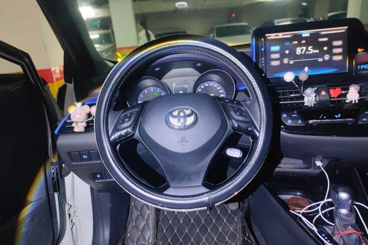 Used Toyota C-HR 2018 2.0L Luxury Sunroof Version China VI Standard Steering Wheel