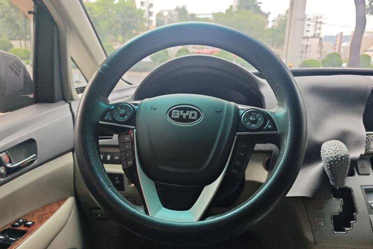 Used BYD M6 2015 2.4L Automatic Prestige Edition
