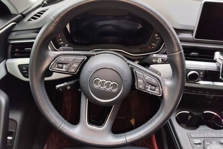 Used Audi A4L 2019 40 TFSI Fashion Edition China VI Emission Standard Steering Wheel