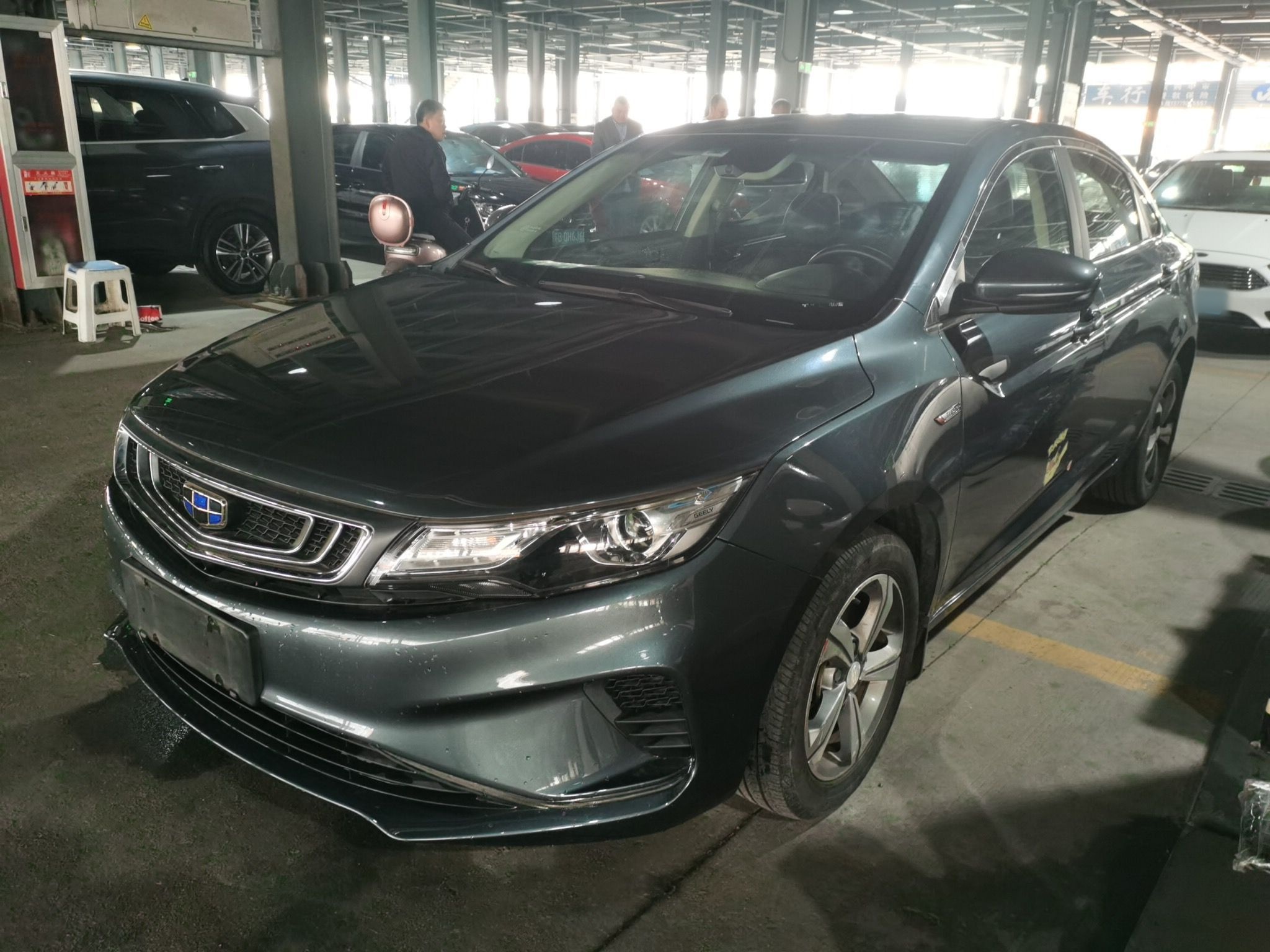 Под передней частью автомобиля