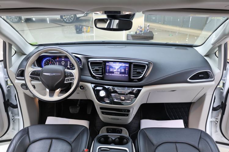 Used Chrysler Grand Voyager 2017 3.6L Premium Edition