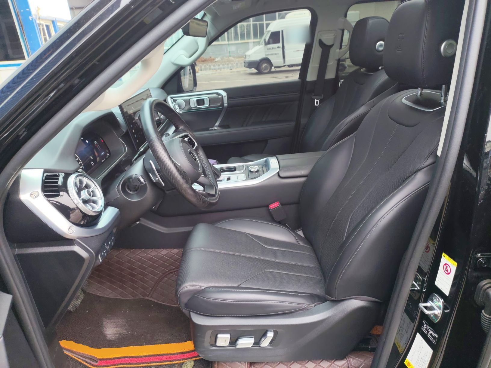 المقاعد الأمامية داخل السيارة