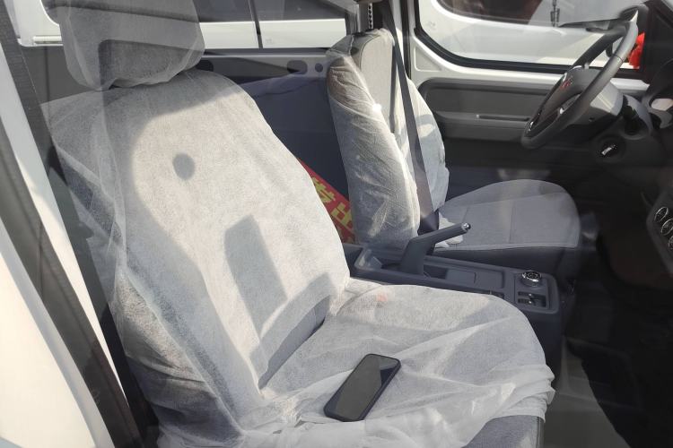 Used Wuling Yangguang 2024 300KM Comfort Version Passenger Van 75kW