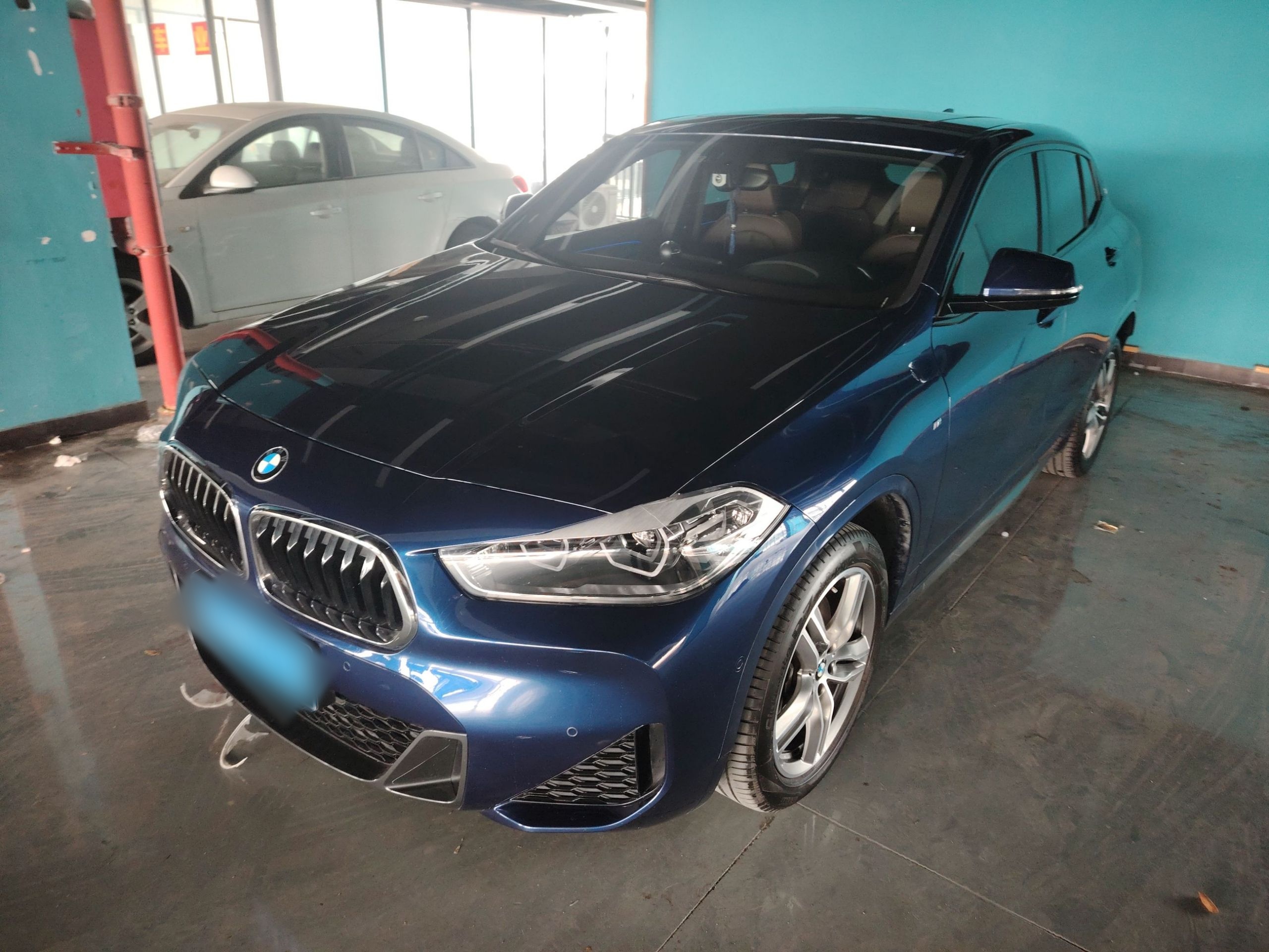 Под передней частью автомобиля