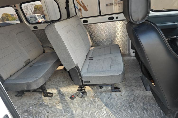 Used Wuling Yangguang 2024 300km Comfort-Grade Passenger Van 60kW