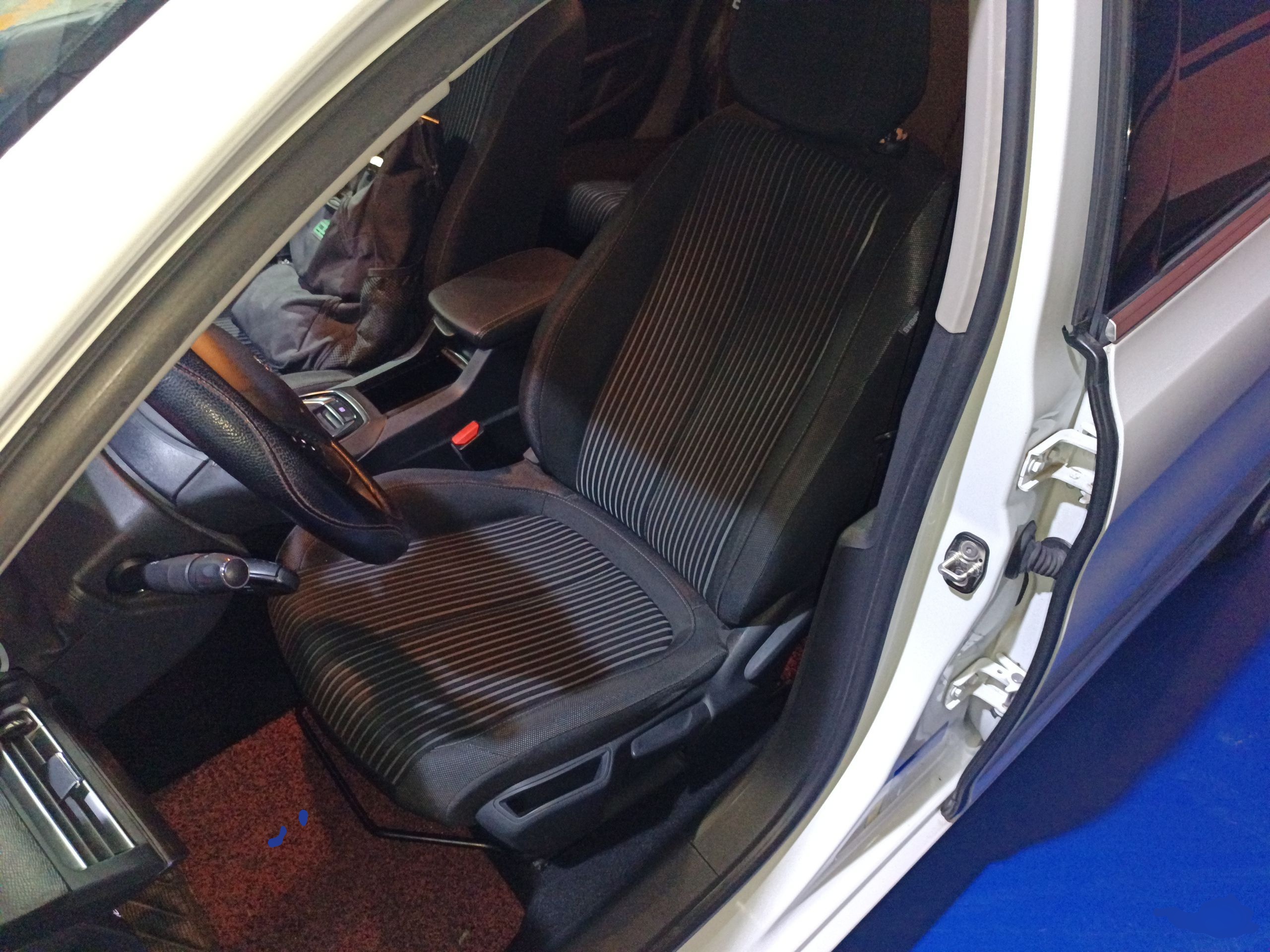 Переднее сиденье в автомобиле