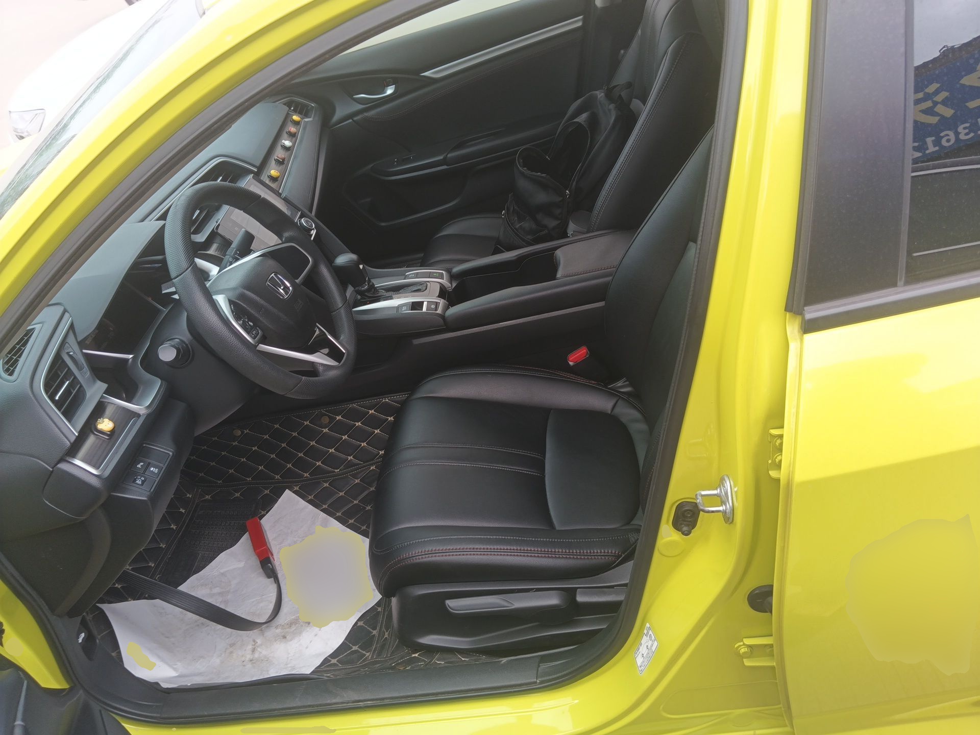 Переднее сиденье в автомобиле