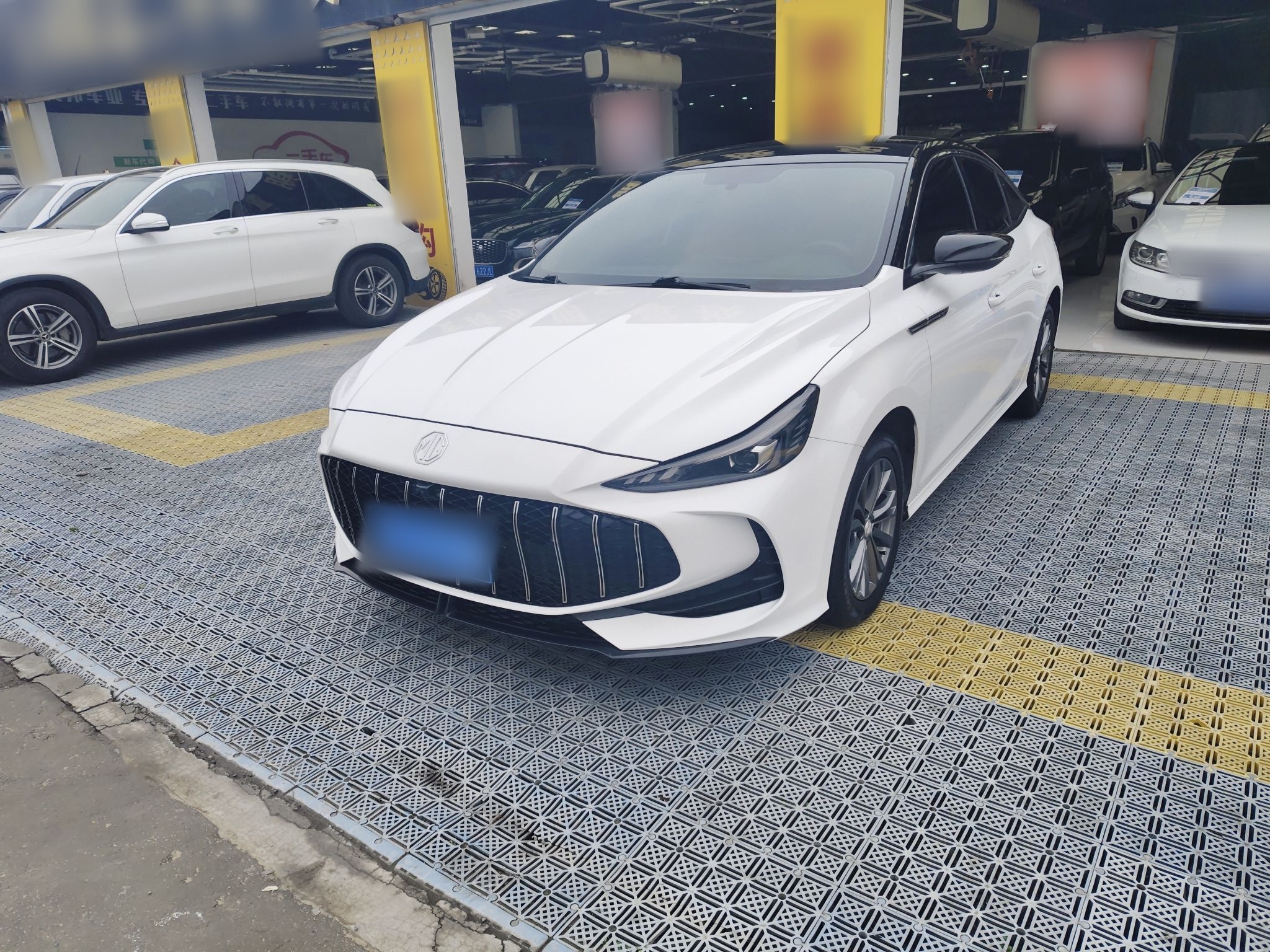 تحت مقدمة السيارة